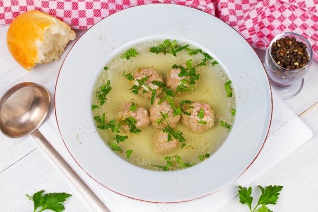 Broth with meatballs