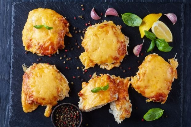 Pork chops with pineapple, mayonnaise and cheese in the oven