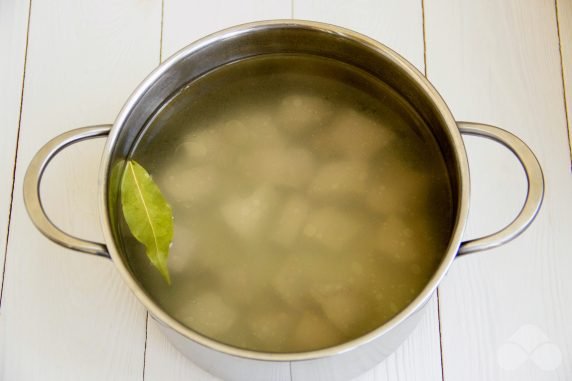 Meat soup with dumplings: photo of recipe preparation, step 2