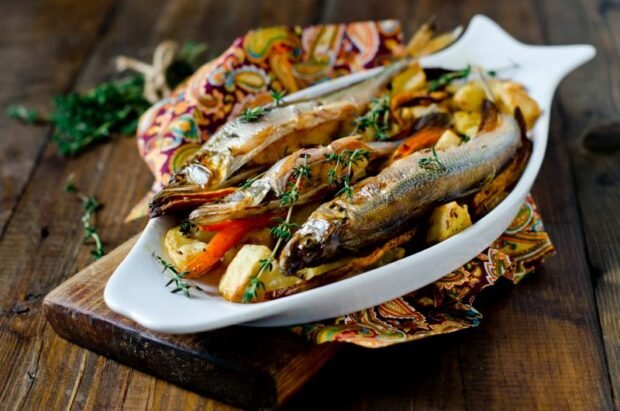 Smelt with vegetables in the oven