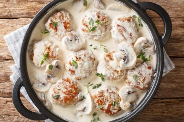 Meatballs with champignons in sour cream sauce 