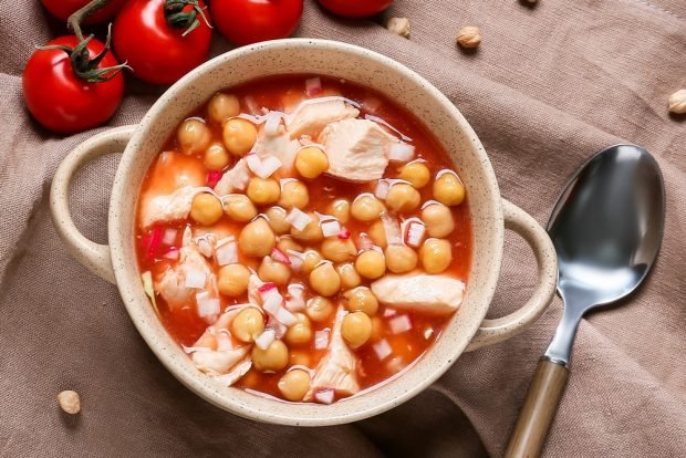 Chicken with chickpeas in pots