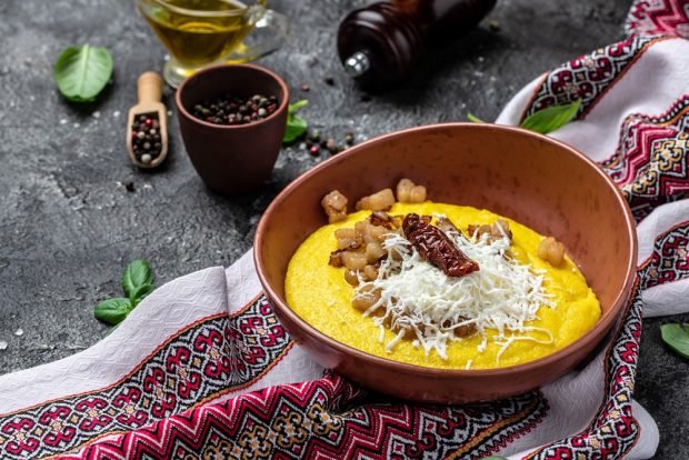 Corn porridge with cheese and bacon