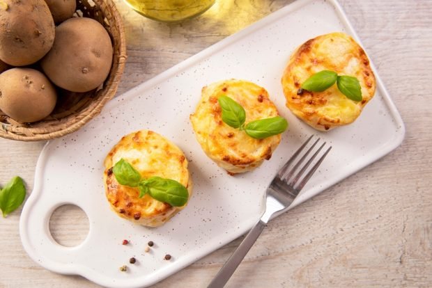 Portioned potato casserole with chicken in the oven