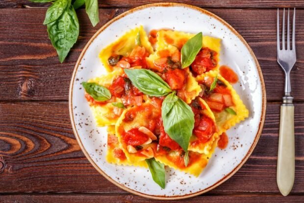 Ravioli with cheese in tomato and basil gravy 