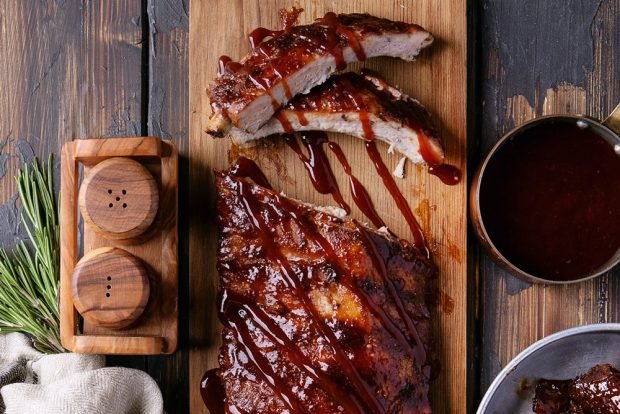 Pork ribs with honey and soy sauce in the oven