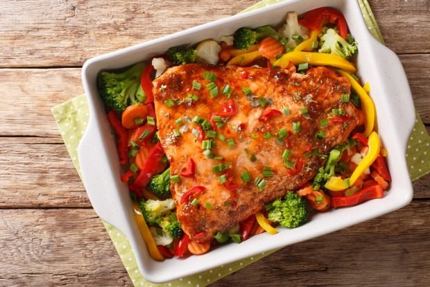 Salmon with broccoli and vegetables in the oven 