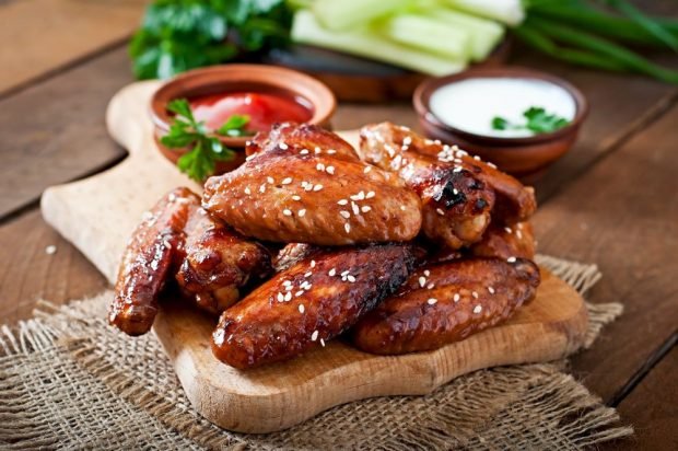 Chicken wings baked in mustard-honey sauce is a simple and delicious recipe, how to cook step by step