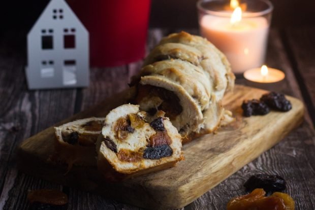 Turkey roll with dried fruits 