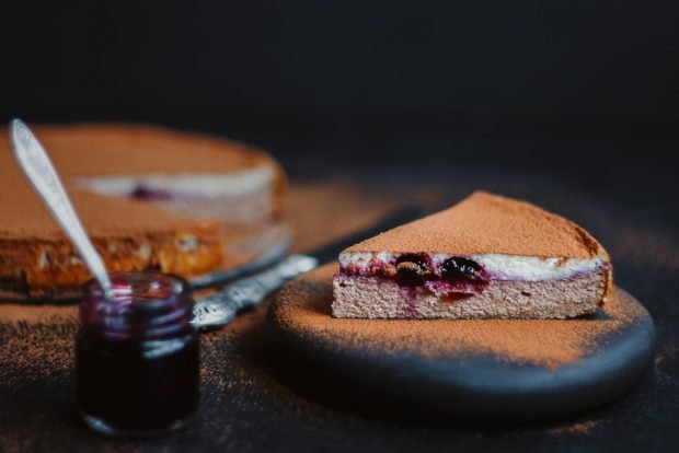 Cottage cheese casserole with cocoa and jam 