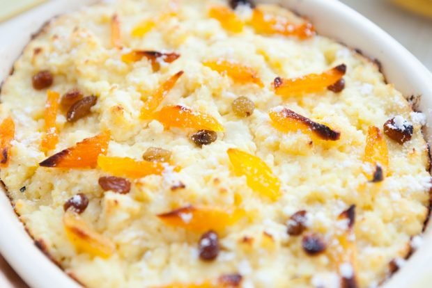 Cottage cheese casserole with banana and dried fruits