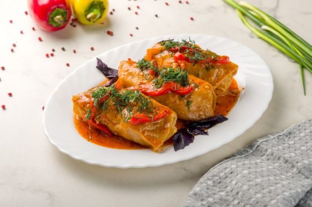 Stuffed cabbage rolls with minced pork and bread in a slow cooker