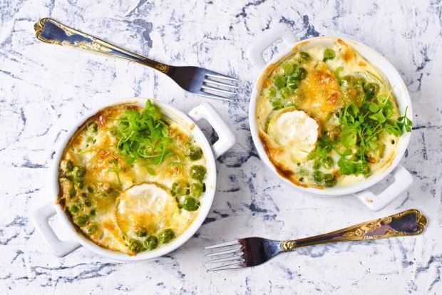 Zucchini casserole with green peas and mozzarella 