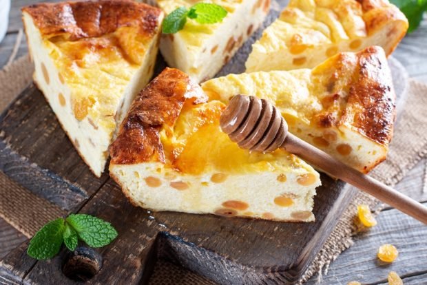 Cottage cheese casserole with semolina and honey