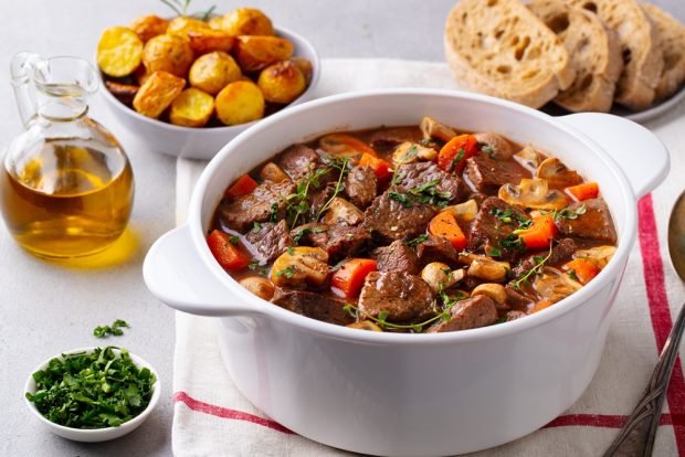 Beef in wine in pots is a simple and delicious recipe, how to cook step by step