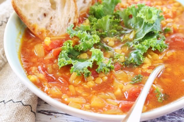 Spicy pea soup with tomatoes