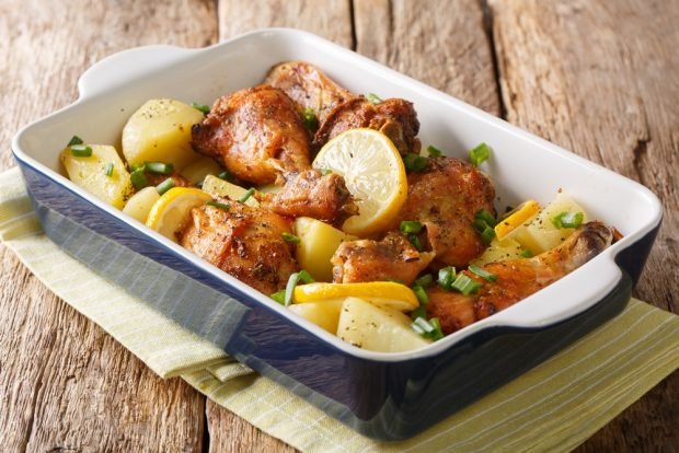 Chicken legs with potatoes and lemon in the oven