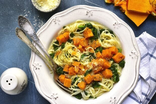 Spaghetti with pumpkin and spinach