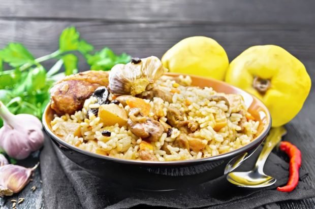 Pilaf with duck, quince and prunes