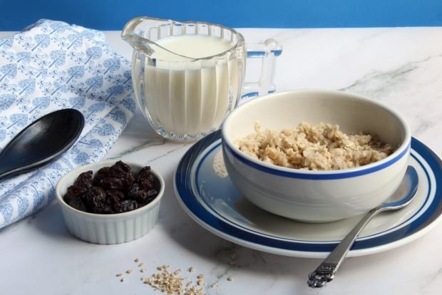Oatmeal porridge with raisins in a slow cooker 