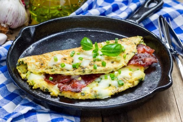 Omelet with fried bacon and mozzarella
