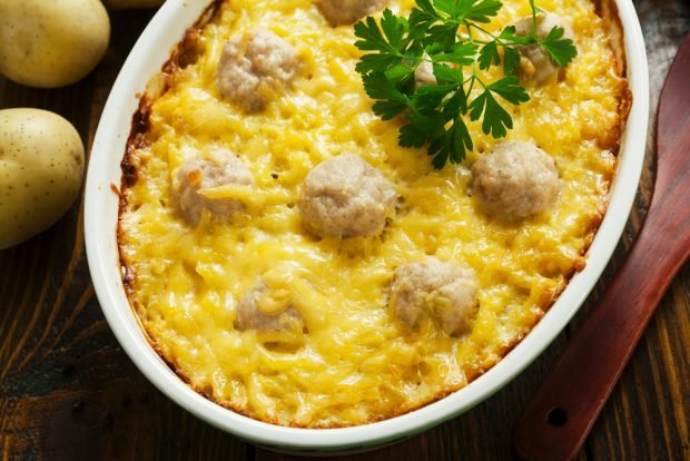 Potato casserole with chicken meatballs 