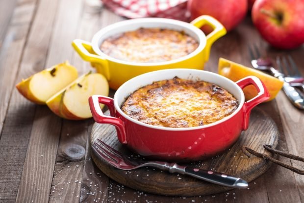 Cottage cheese casserole with apples for breakfast