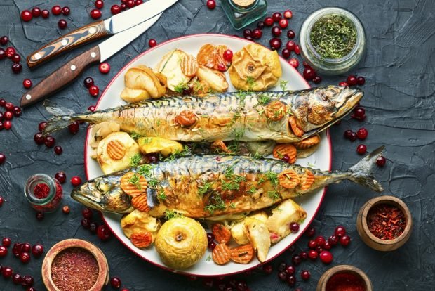 Mackerel with apples in the oven