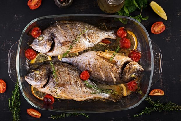 Dorado with tomatoes in the oven