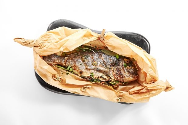 Baked dorado in parchment 