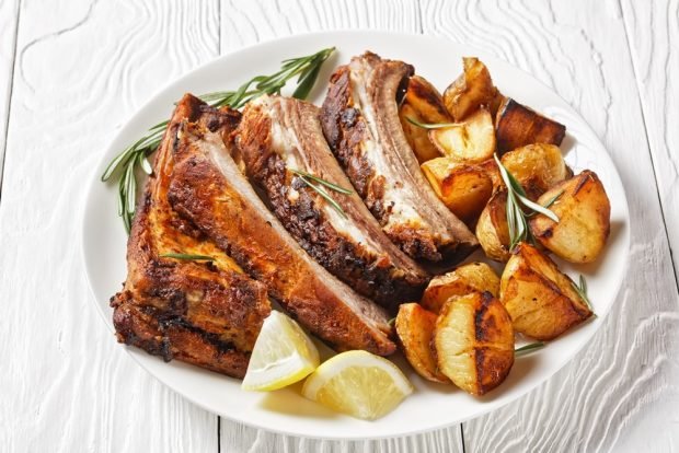 Simple pork ribs with potatoes in the oven