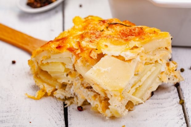 Potato casserole with cheese filling 