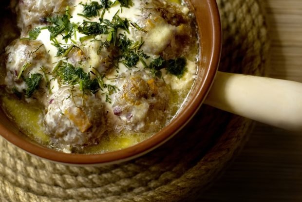 Meatballs in sour cream with herbs