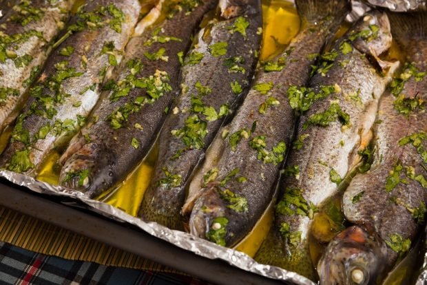 Trout with herbs in the oven