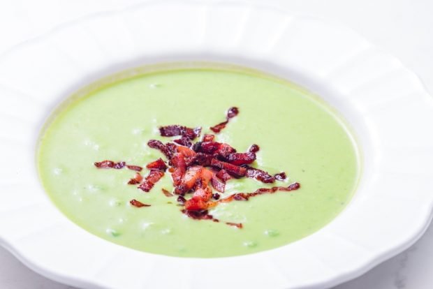 Pea soup with bacon 