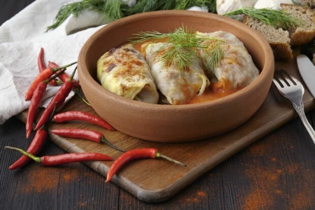 Spicy cabbage rolls in spicy gravy