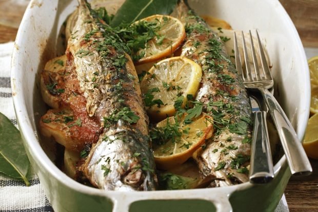 Mackerel with potatoes and tomatoes in the oven