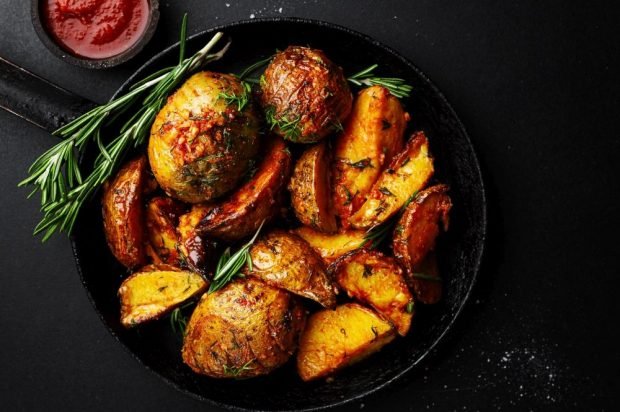 Rustic potatoes baked in hot sauce