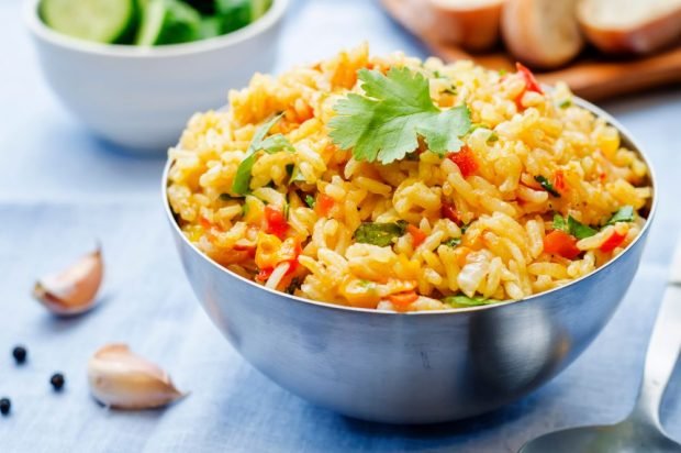 Vegetable pilaf with saffron and garlic 