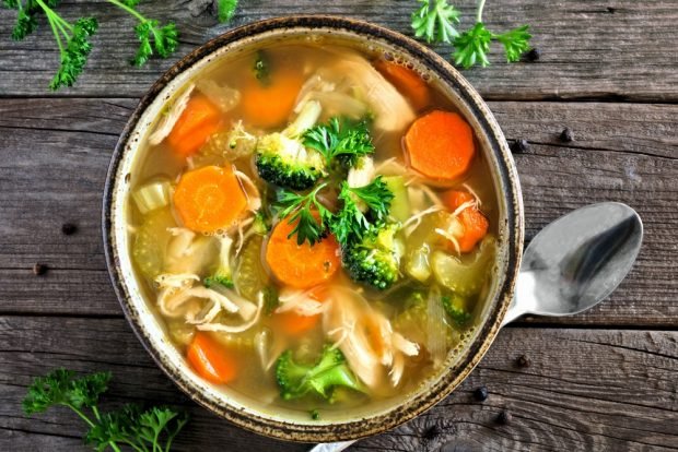 Chicken soup with celery and broccoli is a simple and delicious recipe, how to cook step by step