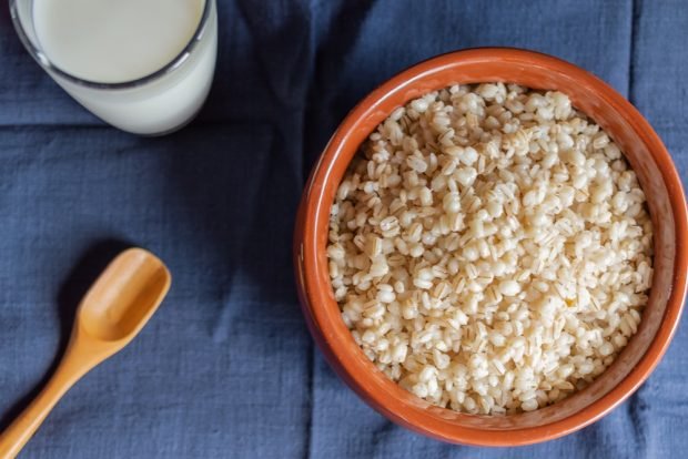 Pearl barley porridge with milk