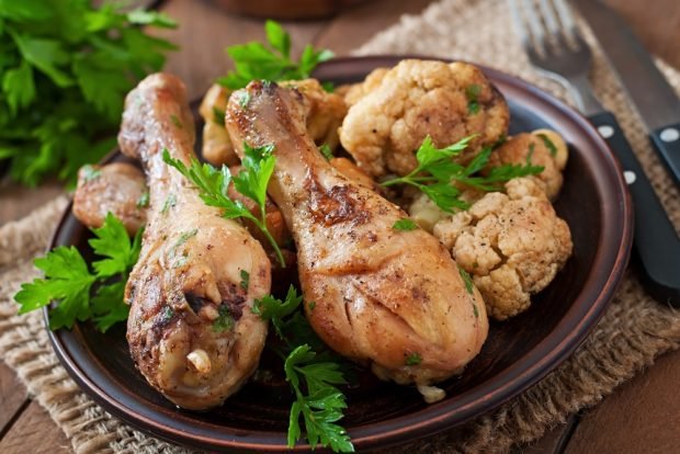 Chicken legs with cauliflower in the oven