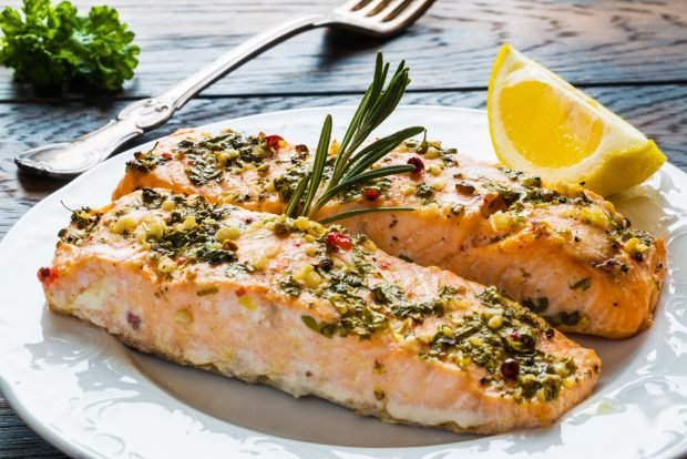 Baked salmon with pesto sauce 