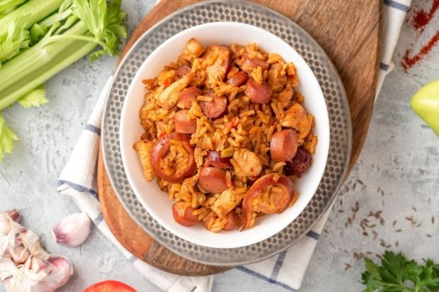 Pilaf with sausage and chicken in a slow cooker 