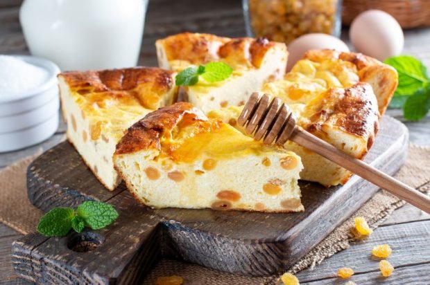 Cottage cheese casserole with raisins and honey