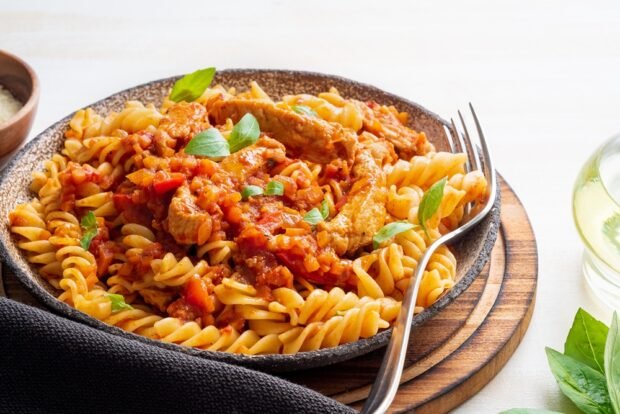 Pasta with chicken fillet and basil