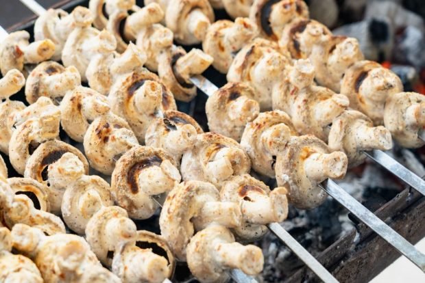 Mushrooms in sour cream on the grill