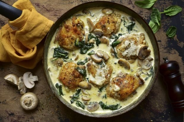 Turkey stewed in sour cream sauce with champignons and spinach 