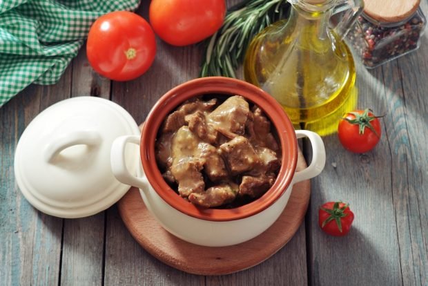 Goulash in tomato and cream sauce in pots 