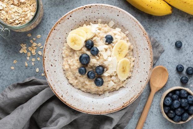 Oatmeal porridge with coconut chips 